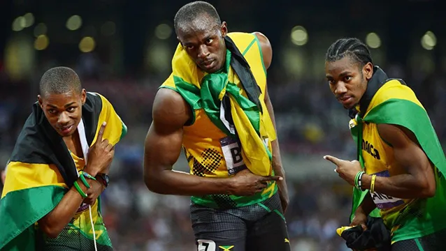 I velocisti olimpici giamaicani Warren Weir, Usain Bolt e Yohan Blake. Tutti e tre indossano i colori nazionali della Giamaica — giallo, verde e nero — e sembrano festeggiare un podio, con gli atleti ai lati che indicano Usain.